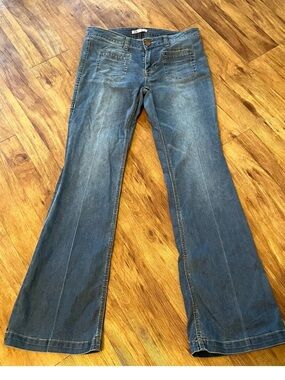 CAbi Farrah Flare Jeans in Medium Blue Wash